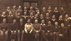 Pierwsi absolwenci Liceum Przemysłowego w 1949 roku wraz z wychowawcą W. Fabiszewskim