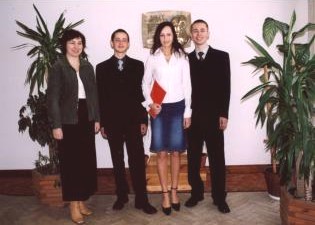 Nauczycielka przedmiotw ekonomicznych A.uchowska z maturzystami przed tablic upamitniajc wieloletniego dyrektora szkoy Leona Chrzanowskiego