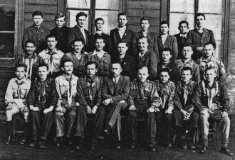 Szkolna drużyna ZHP wraz z opiekunem W. Wojciechowskim - 1948r.