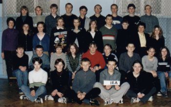 Klasa 1Ea (zdjęcie w auli szkolnej z 2000r.) - zobacz skrót strony www
