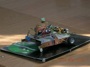 Model programowalnego robota samodzielnie wykonany i zaprogramowany przez uczniów ZS Nr 3